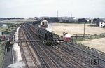 British Railway Steam Locomotive 92249 wurde am	31.12.1958 in Dienst gestellt und war zuletzt im Depot Speke Junction stationiert. Bis zu ihrer Ausmusterung am 31.05.1968 beförderte sie dort maßgeblich Güterzüge. Vom Fotografen wurde sie südlich von Winwick Junction zwischen Liverpool und Manchester angetroffen. (1966) <i>Foto: Robin Fell</i>