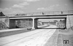 Das Autobahnprojekt Köln - Düsseldorf war bereits im Jahr 1925 geplant worden, die Umgehungsautobahn Opladen als Teilstück der geplanten Autobahn Köln–Düsseldorf gebaut, wurde am 27. September 1933 in Betrieb genommen, der gesamte Abschnitt der neuen Reichsautobahn 10 dann am 21. Mai 1936. (05.1936) <i>Foto: Theo Felten</i>