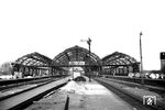 Der Bahnhof Köln-Deutz mit der alten kriegszerstörten Bahnhofshalle, die nicht wieder aufgebaut wurde.  (1948) <i>Foto: Fischer</i>