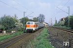 111 117 fährt in Hochdahl mit N 5624 nach Düsseldorf in das Gefälle nach Erkrath ein. (22.04.1981) <i>Foto: Wolfgang Bügel</i>