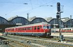 517 003 und 517 006 verlassen als N 5682 nach Limburg den Wiesbadener Hauptbahnhof.  (24.04.1981) <i>Foto: Joachim Bügel</i>