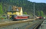 517 001 im Bahnhof Bad Schwalbach. Rechts wartet 213 333 mit einem Übergabezug nach Limburg. (24.04.1981) <i>Foto: Joachim Bügel</i>