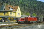 213 333 (Bw Gießen) verlässt mit einem Nahgüterzug nach Limburg den Bahnhof Bad Schwalbach. Im Hintergrund steht 517 001 als N 5687 nach Wiesbaden. (24.04.1981) <i>Foto: Joachim Bügel</i>