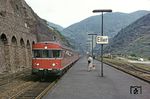Ein VT 24 trifft im Bahnhof Eller an der Mosel ein. Offenbar war gerade Schulschluss in Cochem, die Pänz haben ihren Spaß. (02.07.1966) <i>Foto: Robin Fell</i>