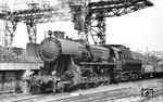 152.1388 kam am 13.04.1943 als 52 1388 (Esslingen) zur RBD Villach. Im März 1968 kam auch sie zur Graz-Köflacher-Eisenbahn, wo sie gerade in der Zugförderstelle der GBK bekohlt wird. (17.08.1972) <i>Foto: Johannes Glöckner</i>