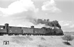 Mit einer Zuggarnitur, die jeder Museumsbahn zur Ehre gereichen würde, entschwinden Lok 42 und 41 der Thessalischen Eisenbahnen. (21.08.1972) <i>Foto: Johannes Glöckner</i>