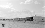 Auf dem Normalspurgleis kommt Oy 580 mit einem Güterzug bei Velestinon/Thessalien angedampft. (21.08.1972) <i>Foto: Johannes Glöckner</i>