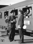Zugführer und Aufsichtsbeamtin am Schnellzug Wien - Straßburg in Stuttgart Hbf. (1942) <i>Foto: RVM (Steiner)</i>