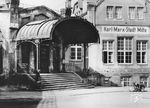 Der Bahnhof Karl-Marx-Stadt Mitte (heute: Chemnitz Mitte) liegt an der Bahnstrecke Dresden - Chemnitz - Werdau. Das stattliche Bahnhofsgebäude ist heute noch vorhanden, wenn auch ohne den Baldachin. Da es in weiten Teilen nicht mehr genutzt wird, ist es heute dem Verfall preisgegeben. (1968) <i>Foto: Erich Preuß</i>