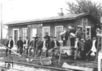 Rottenarbeiter im Bahnhof Kubschütz im sächsischen Landkreis Bautzen an der Bahnstrecke Görlitz – Dresden. (1899) <i>Foto: RVM-Archiv</i>