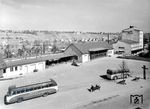 Der Bahnhof Lauffen (Neckar) ist ein Bahnhof an der sog. Frankenbahn von Stuttgart nach Heilbronn. Von 1896 bis 1995 war der Bahnhof auch Ausgangspunkt der inzwischen stillgelegten Zabergäubahn nach Leonbronn. Das Bahnhofsgebäude von 1952 wurde 1998 abgebrochen und durch ein privates Bürogebäude ersetzt. Im Neubau verblieb der Fahrdienstleiter in seinen ursprünglichen Räumen. Ein Nachbarraum wurde von der DB für das Reisezentrum angemietet, aber mit Übernahme des Reiseverkehrs durch Abellio und GoAhead zum 15.12.2019 geschlossen. Auf dem Vorplatz steht ein Omnibus und Anhänger des Omnibusunternehmers Ernesti aus Cleebronn. Dieser bediente im Auftrag der DB seit 1950 die Bahnbuslinie im Zabergäu. Zum 01.07.2018 wurde der Bahnbusverkehr aufgegeben. (1959) <i>Foto: Willi Doh</i>