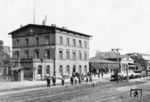 Mönchengladbach wechselte zwischen 1888 und 1960 mehrfach den amtlichen Namen von München-Gladbach, München Gladbach, M. Gladbach in bis zuletzt Mönchen Gladbach. Den Zustand des Bahnhof mit dem von 1851 bis 1908 ersten Empfangsgebäude zeigt diese Aufnahme.  (1907) <i>Foto: RVM-Archiv</i>
