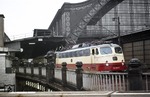 112 309-0 (ex E 10 1309) mit einem FEK-Sonderzug aus historischen Rheingoldwagen in Gleis 1 des Kölner Hauptbahnhofs. (14.05.1972) <i>Foto: Peter Schiffer</i>