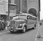 Aufnahme des Bus-Schnellverkehrs zwischen Wuppertal - Velbert und Essen, hier die geschmückte Eröffnungsfahrt vor dem Essener Hauptbahnhof. (1950) <i>Foto: Willi Marotz</i>