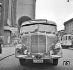 Eröffnung der Schnellbuslinie von Essen über Velbert nach Wuppertal-Elberfeld am Essener Hauptbahnhof. (1950) <i>Foto: Willi Marotz</i>