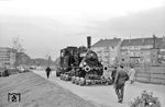89 7462 (Hagans, Fabriknummer 1227, Baujahr 1903) auf dem Weg in den Kölner Zoo, wo die Lok nach ihrer Ausmusterung 40 Jahre lang stand. (1960) <i>Foto: Fischer</i>