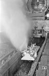 Die neue Dampflok-Waschanlage im Bw Köln-Deutzerfeld. Der Einsatz war allerdings umstritten, da die eingesetzten Hochdruckreiniger zu starken Entölungen an den Lagern der Loks und zu Schäden im Betrieb führten. (1961) <i>Foto: Fischer</i>
