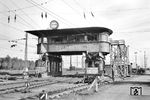 Im Zuge der Elektrifizierungsarbeiten des Rangierbahnhofs Gremberg musste das Reiterstellwerk "Gn" (ab 1962: Stellwerk "Gnf") angehoben werden. Ganz im Sinne der regionalen Wirtschaftsförderung wurde ein ortsansässiger Spezialunternehmen mit der diffizilen Arbeit betraut. (1962) <i>Foto: Fischer</i>
