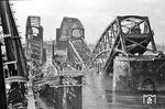 Am 02. März 1945 wurden beide Hammer Rheinbrücken durch deutsche Pioniere gesprengt, offenkundig ohne Rücksicht auf darauf befindliche Züge. Das Bild zeigt den Zustand der Brücken im Januar 1946. (09.01.1946) <i>Foto: RBD Wuppertal</i>