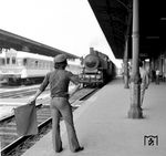 In lässiger Haltung zeigt der Aufsichtsbeamte von Cremona der einfahrenden FS 625.018 den Halteplatz an. (28.08.1972) <i>Foto: Johannes Glöckner</i>