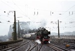 Die damals beim Bw Ehrang stationierte 001 150-2 (01 150) läuft mit einem FEK-Sonderzug aus alten Rheingoldwagen in Köln Hbf ein. (01.04.1972) <i>Foto: Peter Schiffer</i>