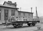 Eine Eigenkreation der Frankfurt-Königsteiner-Eisenbahn (FKE) scheint dieser Kesselwagen Nr. 501 zu sein, aufgenommen neben dem Lokschuppen in Königstein. Möglicherweise diente er der Vegetationsbekämpfung. (06.1968) <i>Foto: Reinhard Todt</i>