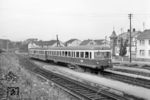 Auf dem Weg nach Königstein verlässt VT 104 den Bahnhof Kelkheim-Münster. (06.1968) <i>Foto: Reinhard Todt</i>