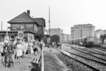 Mittagszeit in Kelkheim. Während die Fahrgäste bereits den Zug verlassen haben, wird dieser noch mit Expressgut beladen. (06.1968) <i>Foto: Reinhard Todt</i>