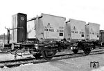 Behältertragwagen BTs 50, später Lbs 578, mit dem offenen Mittelcontainer Edkrt 72 für den Haus-Haus-Verkehr, einer der ersten Neuentwicklungen der DB nach dem Krieg. Die ersten Wagen hatten noch Blechbremserhäuser auf der Handbremsseite. (1952) <i>Foto: Bustorff</i>