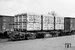 Die Behältertragwagen BT 10 entstanden durch Umbau auf alten Fahrwerken von gedeckten Wagen der Gattungen G 10 und G(r) 20.Zwei solcher Spenderfahrzeuge der erstgenannten Bauart stehen in Kassel neben und hinter dem Tragwagen mit der Nr. 010 235. (03.1961) <i>Foto: Reinhard Todt</i>