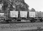 Die Behältertragwagen BT(hs) 30 entstanden durch Umbauten und basierten auf Fahrwerken des „Oppeln“ oder offener Wagen der Gattung „Klagenfurt“, hier der BThs30 010297 mit offenen Mittelcontainern in Holzminden. (01.07.1962) <i>Foto: Reinhard Todt</i>