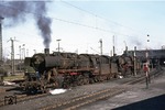 Die beiden Wedauer 053 016 (50 3016) und 051 861 (50 1861) wenden für die Rückfahrt im Bw Gremberg. (25.03.1972) <i>Foto: Peter Schiffer</i>