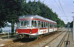 ET 202 der Köln-Bonner-Eisenbahn (KBE), der wegen seines silber-roten Anstrichs den Spitznamen "Silberpfeil" erhielt, als "Eilzug nach Köln" am Bayenthalgürtel in Köln. (29.07.1978) <i>Foto: Peter Schiffer</i>