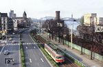 Blick von der Severinsbrücke auf den "Silberpfeil" (Triebwagen ET 202) der Köln-Bonner-Eisenbahn (KBE). Im Hintergrund sind die Hohenzollernbrücke mit St.Maria Lyskirchen und Malakopffturm auszumachen. (09.04.1978) <i>Foto: Peter Schiffer</i>