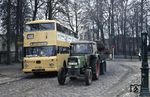 Die MAN-Doppeldeckerbusse waren jahrzehntelanges Wahrzeichen der Berliner Verkehrsbetriebe (BVG). Am 1. Dezember 1965 erfolgte der erstmalige Einsatz von Einmann-Autobussen (Büssing DE 65). In Alt-Lübars begegnet ein solcher Einmannwagen einer Mistfuhre - auch das ist die Großstadt Berlin.  (03.04.1979) <i>Foto: Peter Schiffer</i>