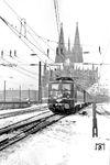 E 10 120 verlässt den Kölner Hauptbahnhof zur Hohenzollernbrücke. (12.1960) <i>Foto: Fischer</i>
