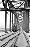 E 41 097 erreicht über die Hohenzollernbrücke den Kölner Hauptbahnhof. (12.1960) <i>Foto: Fischer</i>