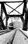 Ein VT 11 verlässt als TEE 155 "Parsifal" (Paris Nord - Hamburg-Altona) den Kölner Hauptbahnhof. (12.1960) <i>Foto: Fischer</i>