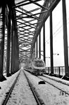 Nachschuss auf den TEE 155 "Parsifal", der über die Hohenzollernbrücke in Richtung Deutz entschwindet. (12.1960) <i>Foto: Fischer</i>