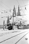 03 1043 vom Bw Hagen-Eckesey fährt aus Köln Hbf. Am Windleitblech prangt ein Aufkleber zum 125-jährigen Jubiläum der Bahn. (12.1960) <i>Foto: Fischer</i>