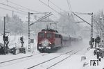Seit 1962 ist 110 261, mittlerweile als 115 261 zu DB-Autozug gehörend, auch bei extremen Wetterverhältnissen wie im Winter 2010 vor IC 2863 bei Solingen zuverlässig unterwegs. (05.12.2010) <i>Foto: Joachim Bügel</i>
