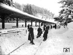 Schneeräumung mit Unterstützung kriegsgefangener Soldaten im Bahnhof Oberstaufen im Allgäu. (31.01.1942) <i>Foto: RVM</i>