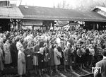 Der Menschenauflauf im Bahnhof Ruhpolding, dem Endpunkt der Stichstrecke von Traunstein, erklärt sich in der Erwartung des ersten elektrisch bespannten Zuges auf der Strecke, der am 03. November 1955 verkehrte. (03.11.1955) <i>Foto: Georg Steidl</i>