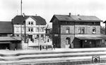 Im Bahnhof Hessental verzweigen sich die Strecken nach Heilbronn (über Schwäbisch Hall) und Stuttgart (über Backnang). Das hier gezeigte Empfangsgebäude mit der Beschriftung "Hall (Schwäb.)=Hessental" wurde kurz vor Ende des Zweiten Weltkriegs zerstört. (1934) <i>Foto: RVM</i>