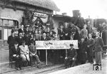 Am 29. Juni 1898 eröffnete ein Teilabschnitt der Spreewaldbahn von Byhlen nach Burg. Engagierte Eisenbahner feierten im Juni 1948 das Ereignis im Bahnhof Straupitz, die damals noch der VVB Brandenburg-Landesbahnen Brandenburg, Betriebsverwaltung Lübben unterstand. Zur Reichsbahn (RBD Cottbus) kam sie am 01. April 1949. (06.1948) <i>Foto: Slg. Erich Preuß</i>