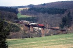 252 901 überquert mit GmP 15897 das Bieberklingenviadukt an der Lohrbacher Mühle auf dem Weg nach Mosbach. Mit 66 m Länge und 17,5 m Höhe war die Brücke der größte Kunstbau der Strecke. (27.04.1973) <i>Foto: Peter Schiffer</i>
