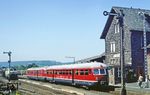 517 003 und 817 603 haben den Bahnhof Wilsenroth kurz vor Westerburg erreicht. (30.07.1981) <i>Foto: Joachim Bügel</i>