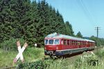 Einen einsamen Waldwegübergang kreuzen 517 003 und 817 603 auf dem Weg nach Altenkirchen nahe Westerburg. (30.07.1981) <i>Foto: Joachim Bügel</i>