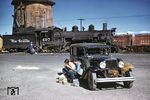 Denver & Rio Grande Western (D&RGW) K-37-Schmalspurlok in Colorado. Das Auto, an dem die beiden jungen Männer gerade Pause machen, dürfte fast das gleiche Baujahr (1930) wie die Lok haben. (09.1961) <i>Foto: Todd Novak</i>