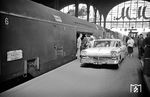 Autoverladung an einem der beiden Doppelstock-Autotransportwagen der Bauart MDD4ümg-56 des Nachtzuges "Komet" (Ab 1956 Nachfolgebetrieb des DSG-Nachtzugtriebwagens - vgl. Bild-Nr. 29451). Der "Komet" war der erste Autoreisezug der DB und verkehrte ab Sommerfahrplan 1956 über Nacht zwischen Hamburg-Altona und Chiasso (CH). (06.1958) <i>Foto: Walter Hollnagel</i>